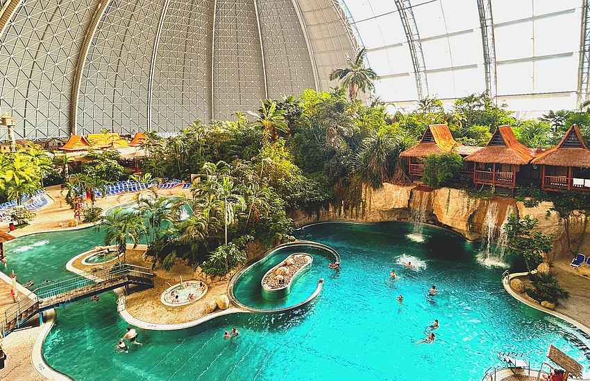 Wn�trze pod kopu�� w Tropical Islands w Niemczech